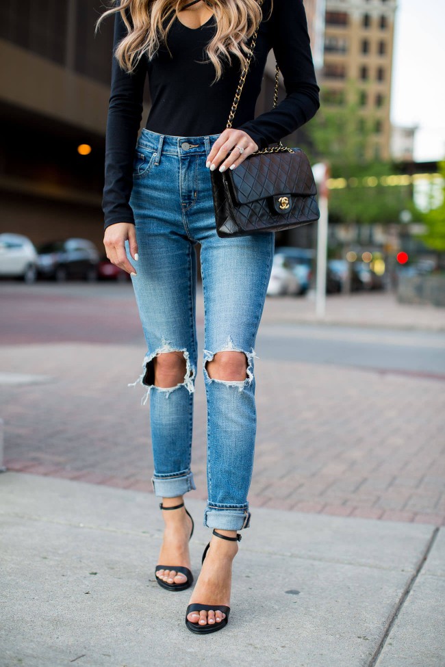 fashion blogger maria vizuete wearing levis ripped jeans that are priced under $100