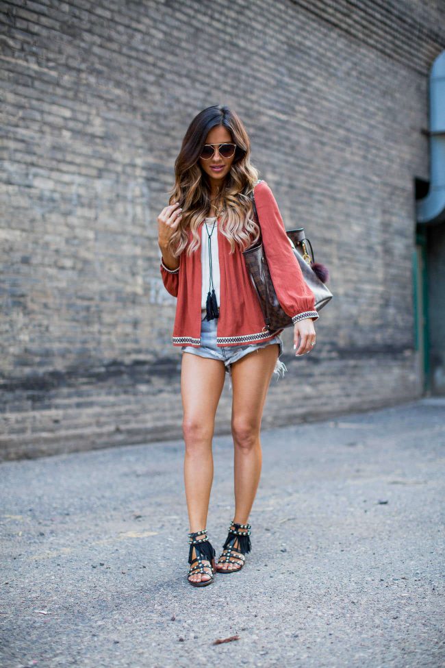 minnesota fashion blogger mia mia mine in an embroidered top from H&M and jean shorts from one teaspoon
