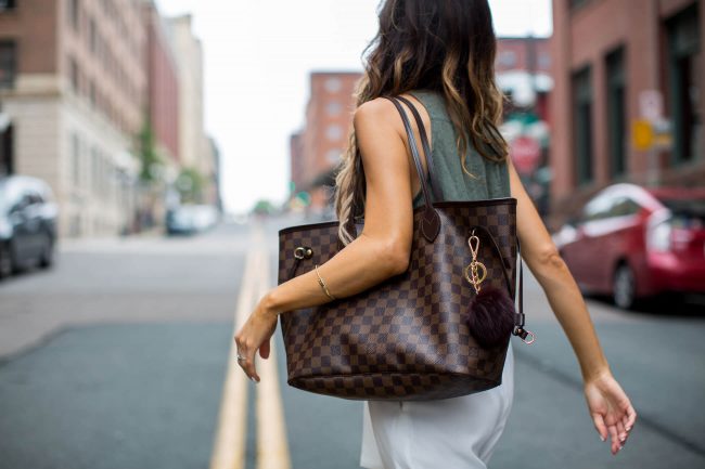 fashion blogger mia mia mine carrying a louis vuitton neverfull mm bag in st. paul mn