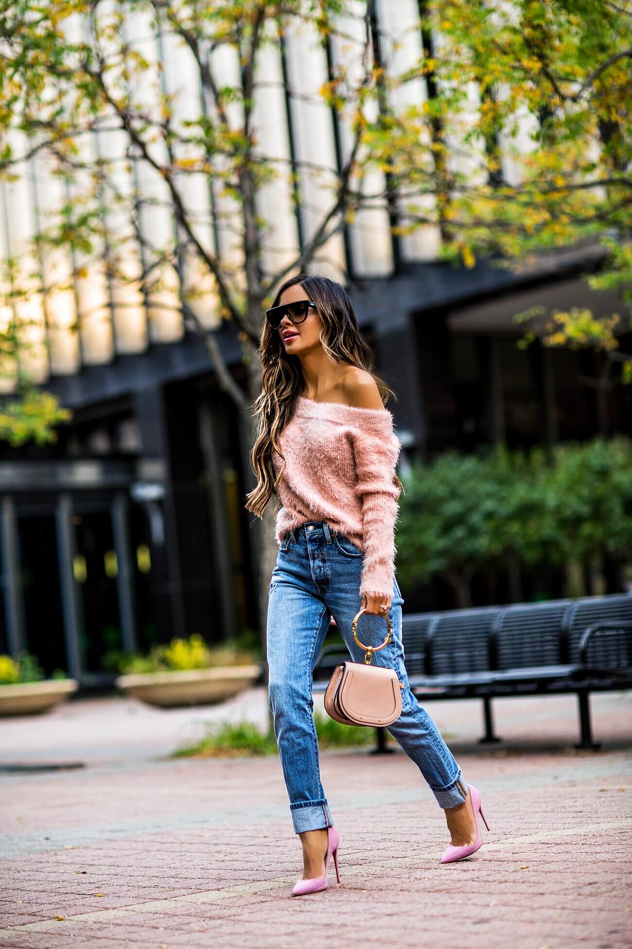 fashion blogger mia mia mine wearing a pink sweater from revolve and Levi's jeans