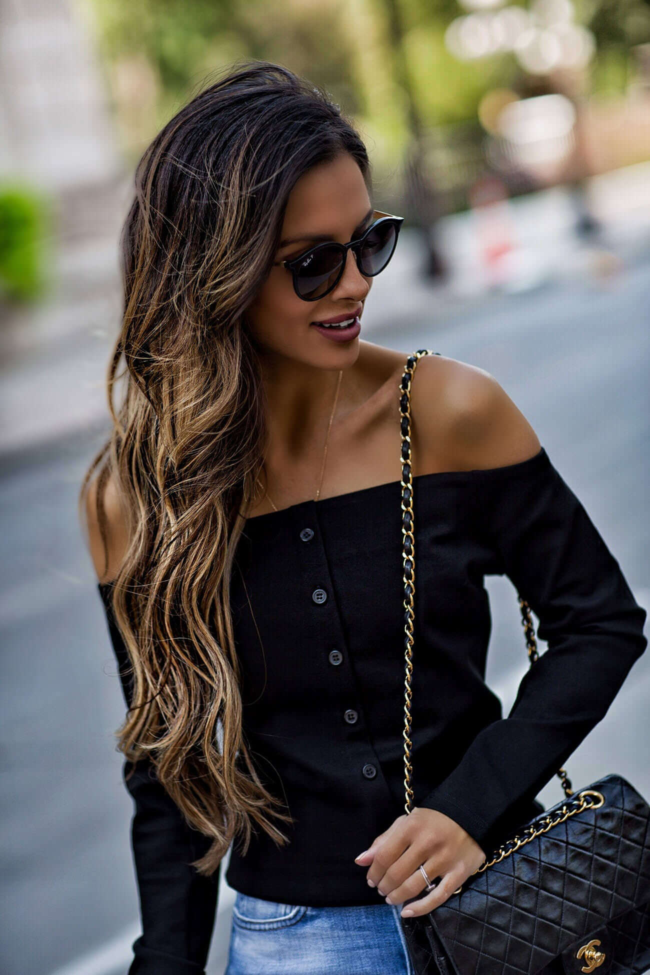 An off the shoulder shirt on fashion blogger Maria Vizuete