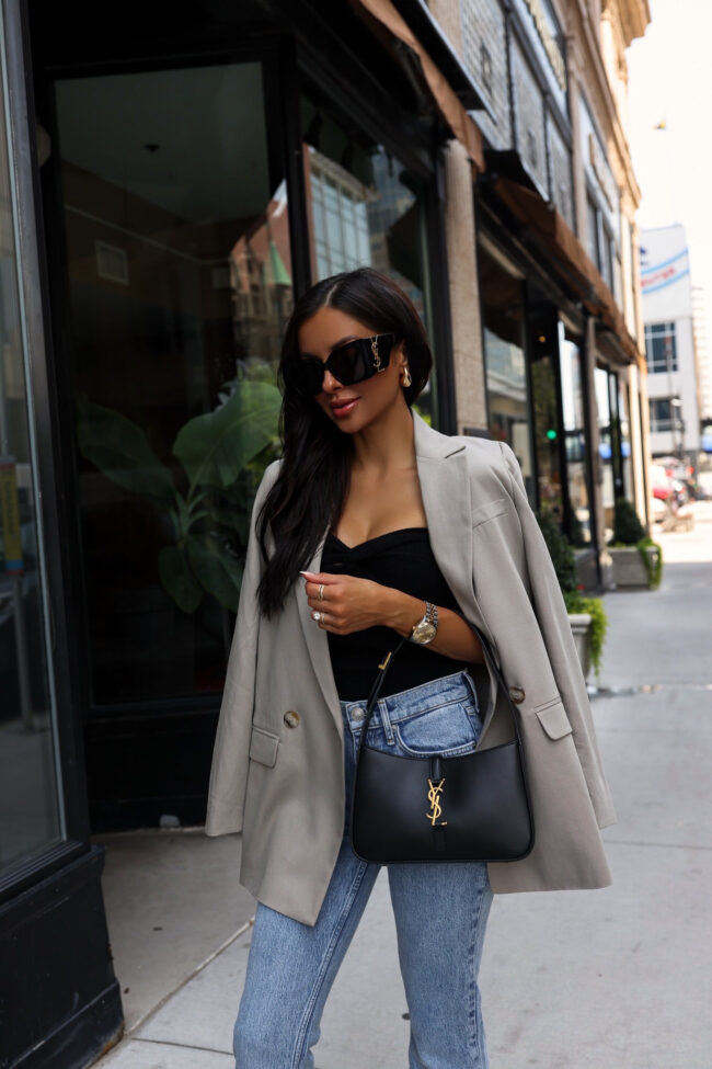 fashion blogger wearing a neutral blazer for summer