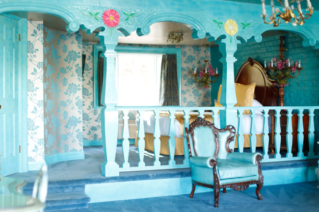 MiaMiaMine_Madonna_Inn_Romance_Room-1