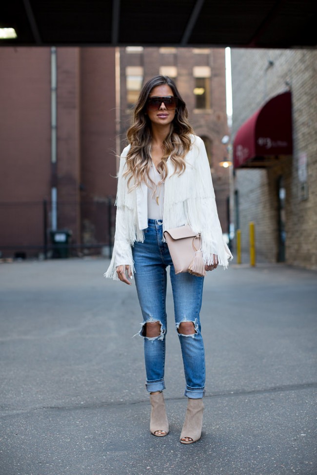 Maria Vizuete fashion blogger wearing ripped levi's jeans