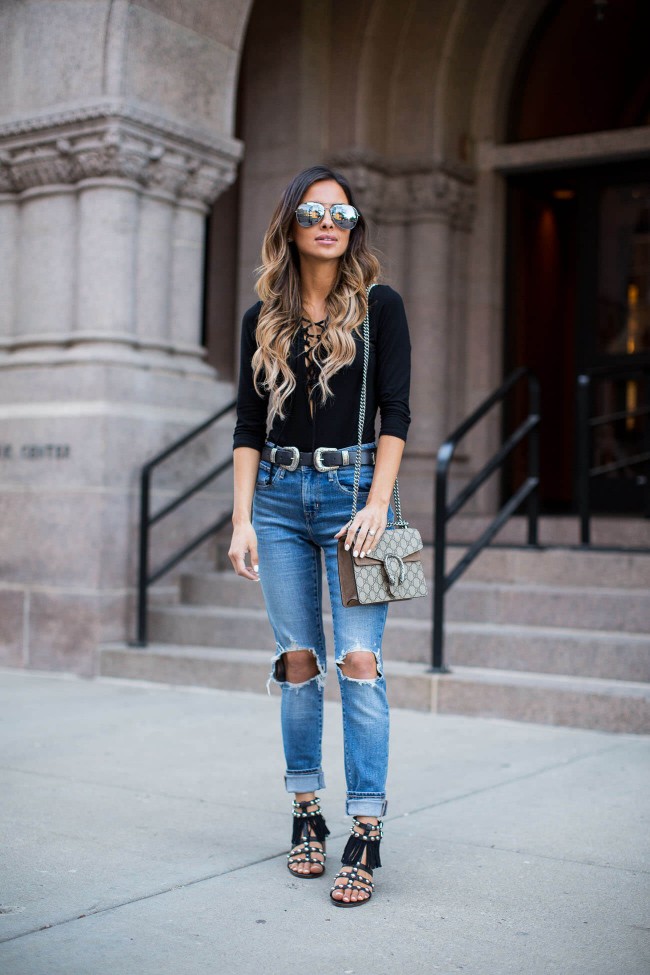 fashion blogger wearing levi's jeans and sam edelman studded fringe sandals 