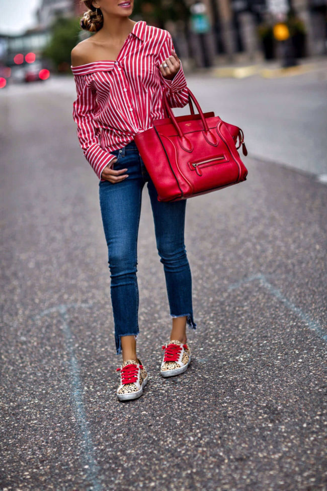 how to style jeans with sneakers to transition to fall