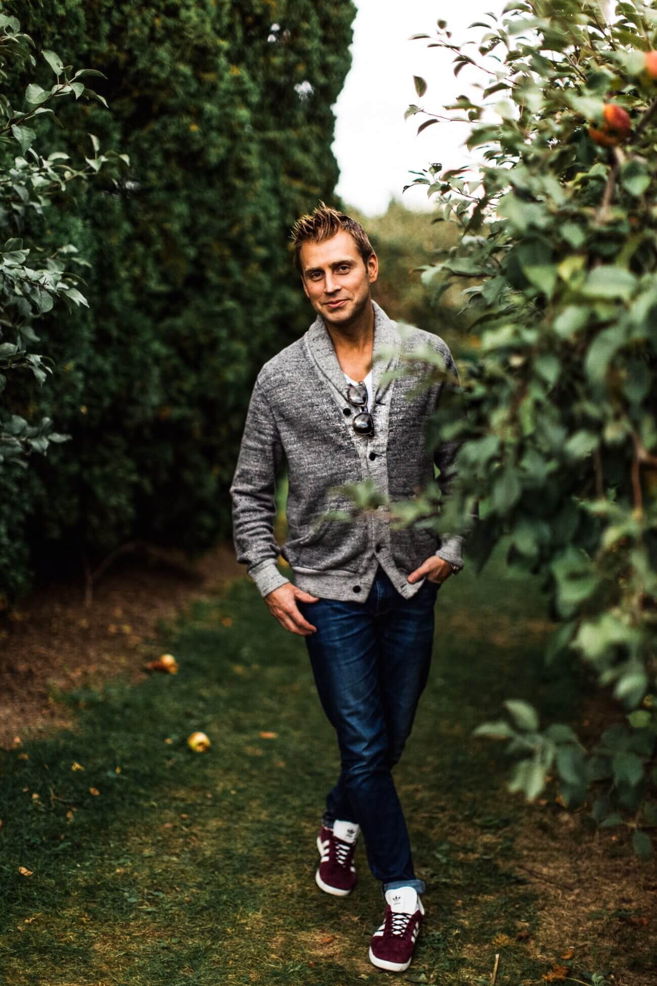 mia mia mine husband at an apple orchard
