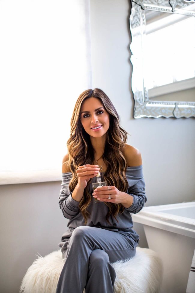 beauty blogger mia mia mine using a hair olay