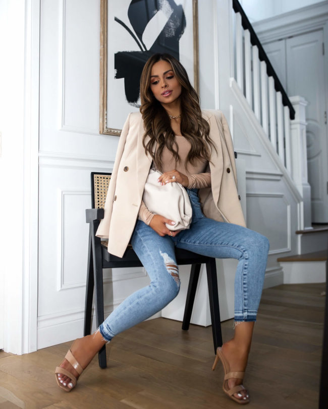 fashion blogger wearing a sale outfit from express