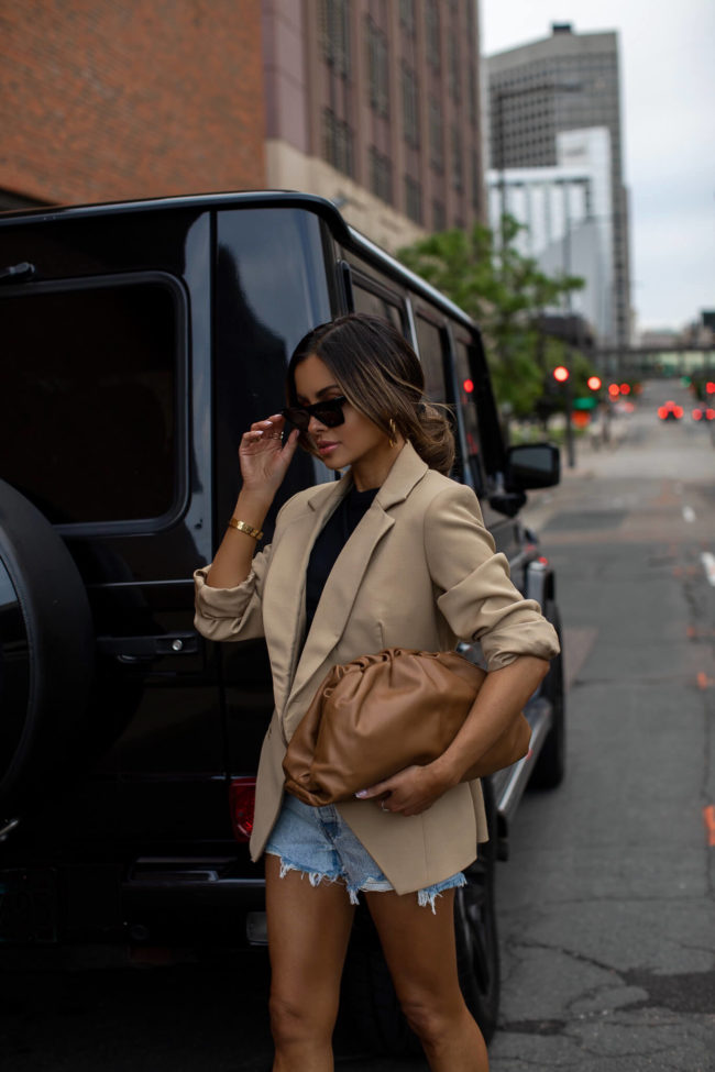 fashion blogger wearing a bottega veneta the pouch