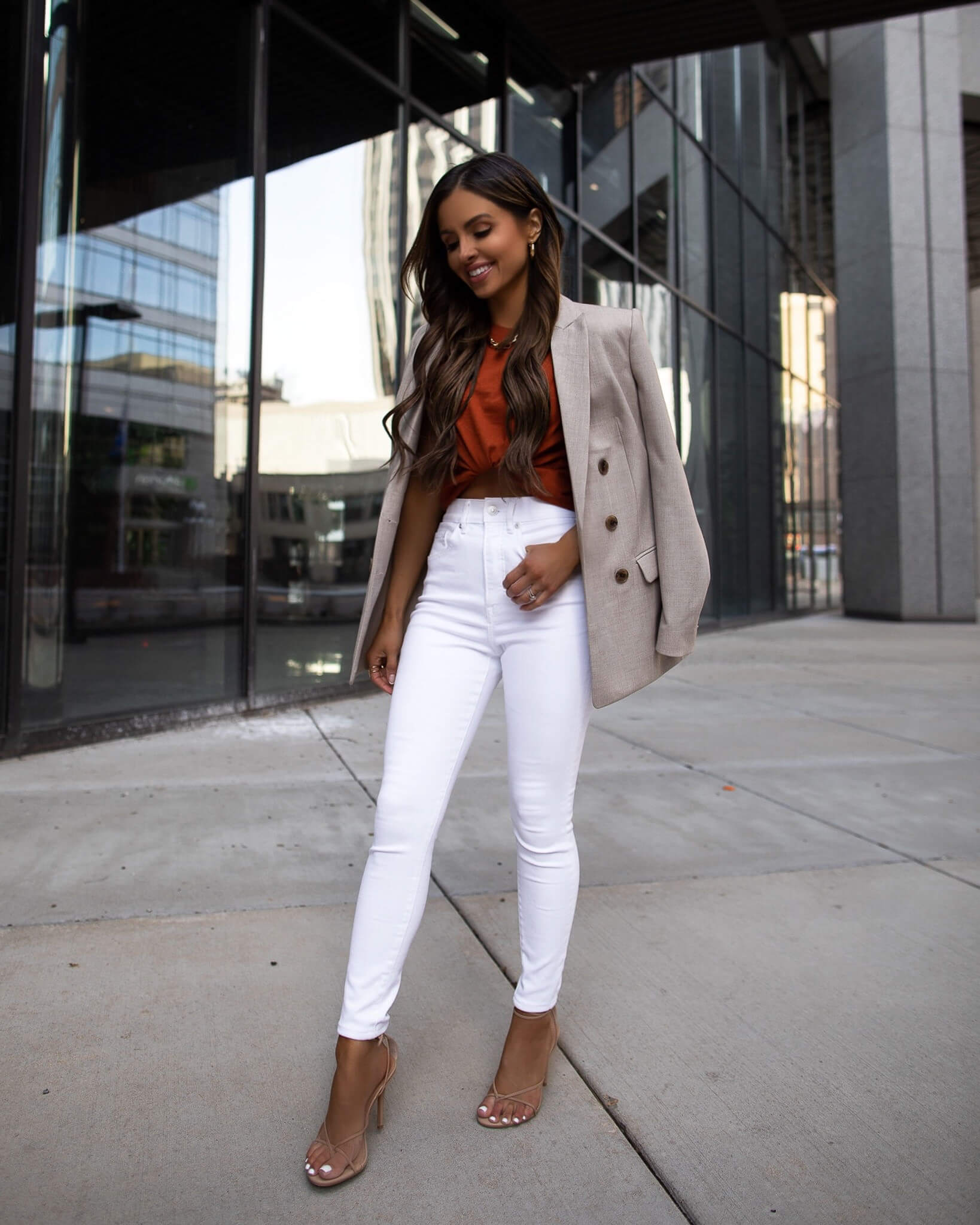 Brown Pumps with White Jeans Outfits (4 ideas & outfits)