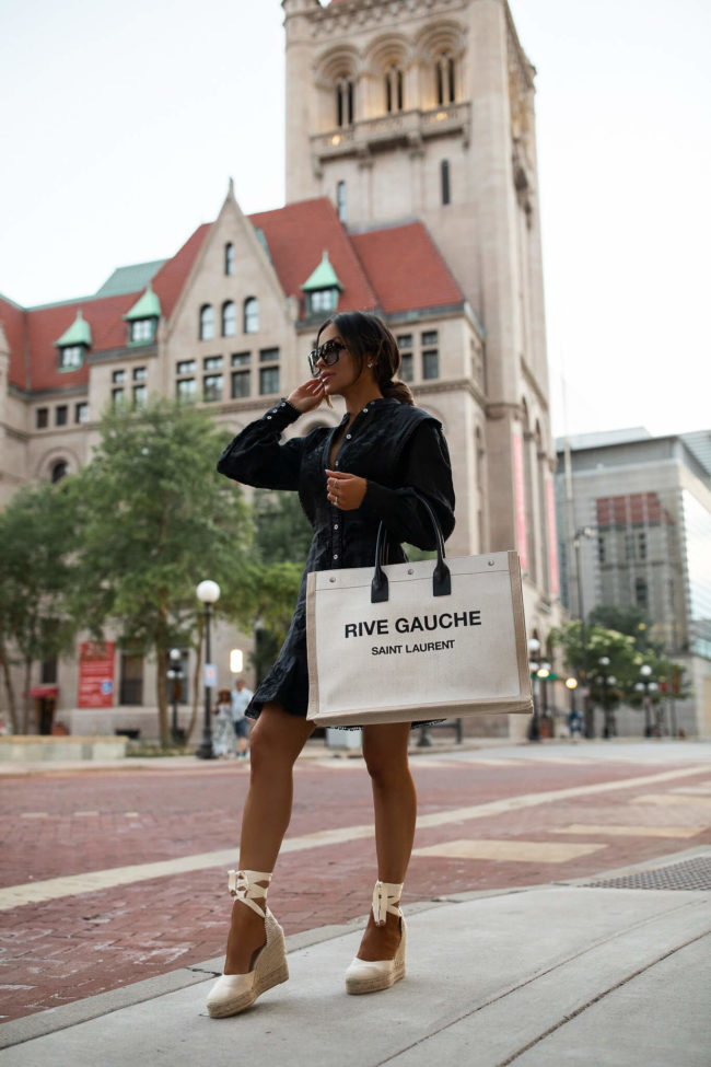 fashion blogger wearing a saint laurent rive gauche linen tote for summer