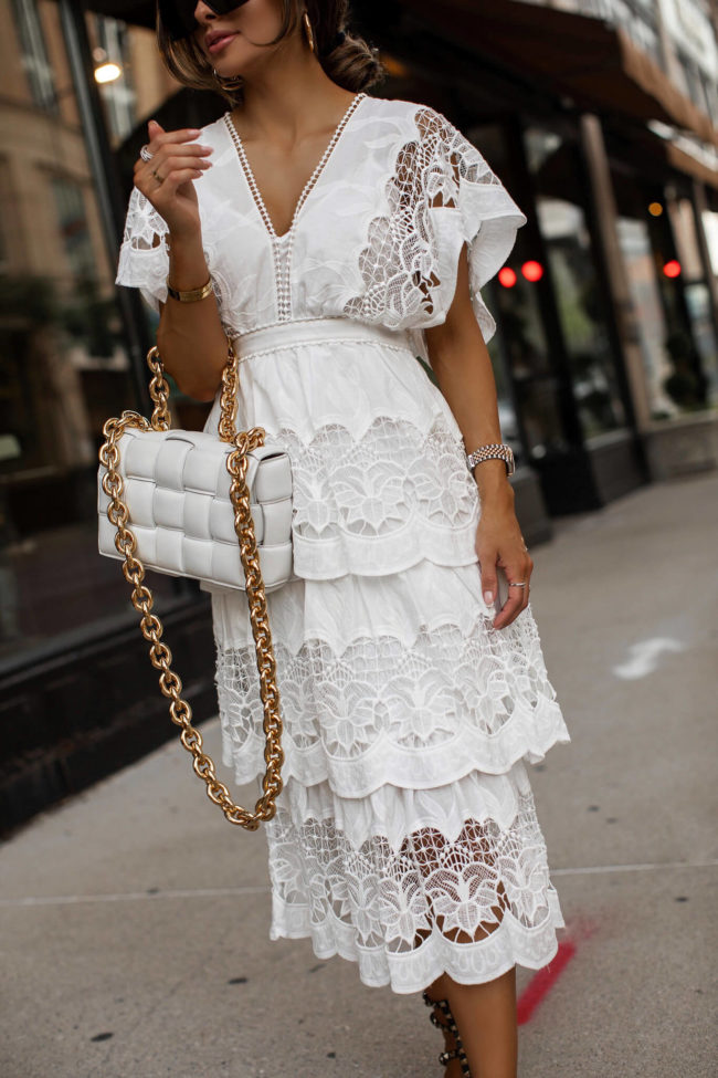 fashion blogger wearing a white bottega veneta the chain cassette bag