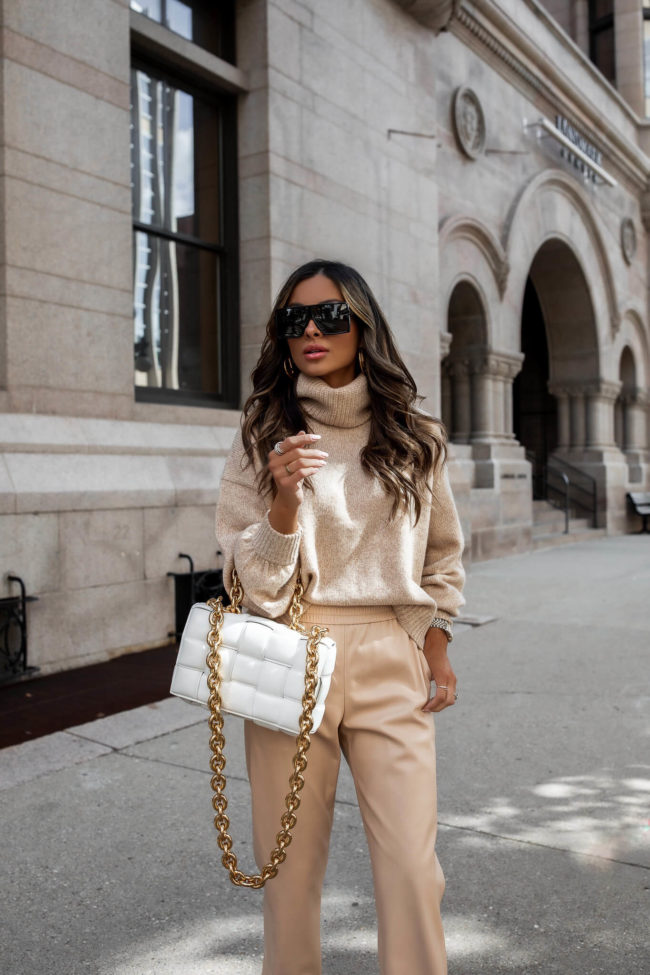 fashion blogger wearing a white bottega veneta the chain cassette bag