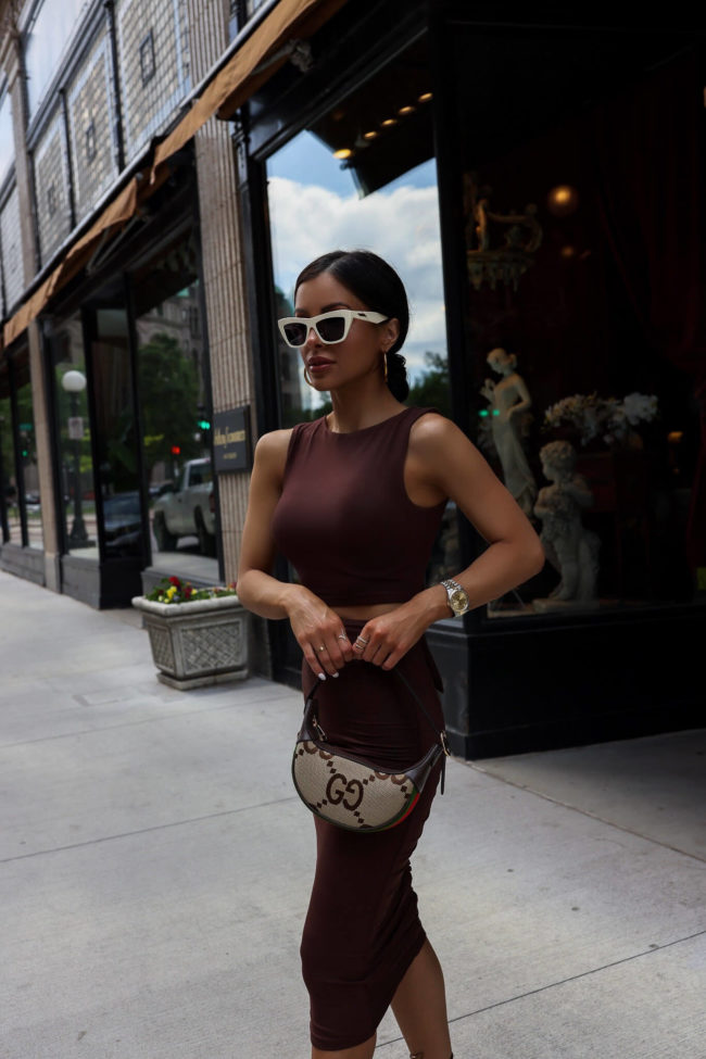 brunette fashion blogger wearing a chocolate set for summer