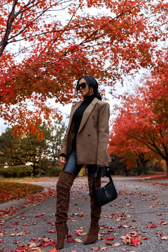 brunette fashion blogger wearing commando leggings and a brown good american blazer