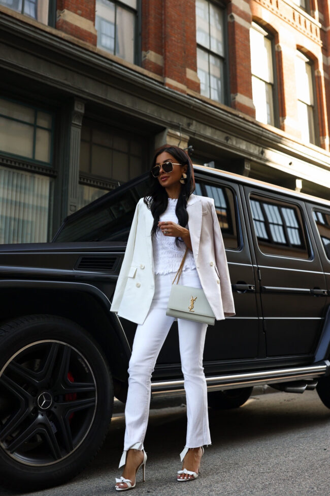 fashion blogger wearing white jeans for spring