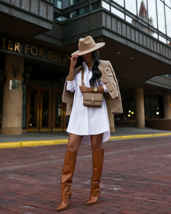 fashion blogger wearing a transitional fall outfit