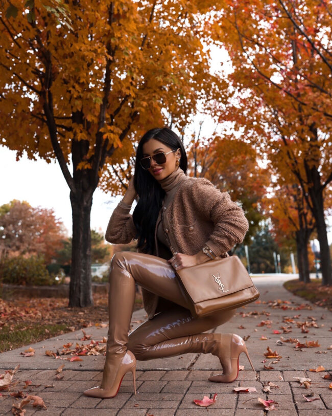 brunette fashion blogger wearing tan patent leather leggings for fall