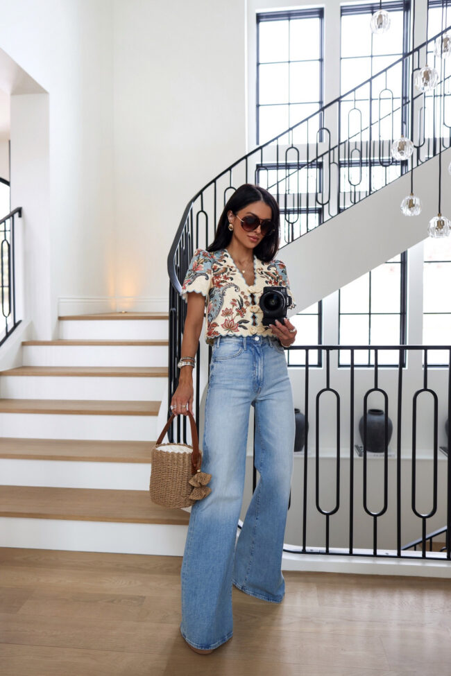 fashion blogger wearing the viral mother jeans with a farm rio top